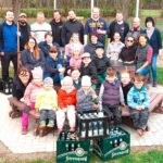 Helfergruppe mit Kindern beim gemeinsamen Frühjahrsputz