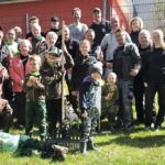 Teilnehmer der Spielplatzaktion 2026 bei einem Gruppenfoto im Freien