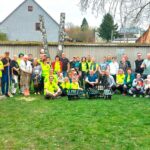 Freiwillige bei der Spielplatzaktion
