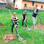 Helfende beim Laub zusammenrechnen