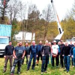 Helfergruppe bei einem Gruppenfoto auf einem Spielplatz 
