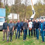 Teilnehmer der Spielplatzaktion vor einer Freifläche