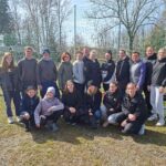 Helfergruppe auf einem Spielplatz 