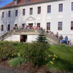 Teilnehmer der Frühjahrsaktion auf der Treppe eines historischen Gebäudes