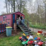 Spielplatzgebäude mit Außentreppe und Spielgeräten