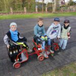 Kinder auf Fahrzeugen