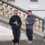 Teilnehmer der Spielplatzaktion vor einer Treppe