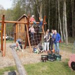Helfergruppe nach dem Arbeitseinsatz an einer Schaukel