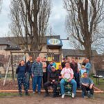 Freiwillige auf einem Gruppenfoto nach Abschluss der Verschönerungsarbeiten