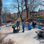 Helfergruppe mit Arbeitsmaterialien auf einem Spielplatz