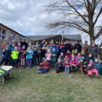Gruppenfoto mit Teilnehmenden der Aktion im Freien