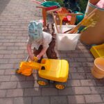 Kind mit Spielzeugbagger