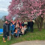 Gruppenfoto unter blühenden Bäumen nach dem Arbeitseinsatz