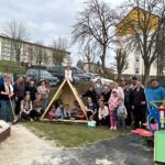 Gruppenfoto an Spielgeräten nach erfolgreichen Arbeitseinsatz