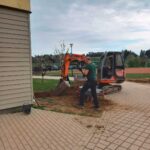 Bagger bei Erdarbeiten zur Umgestaltung eines Spielplatzbereichs