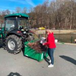 Traktor mit Anhänger beim Transport von Material