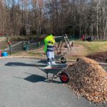 Freiwilliger beim Verteilen von Holzschnitzeln