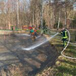 Reinigung von Pflastersteinen mit Wasser durch die Feuerwehr